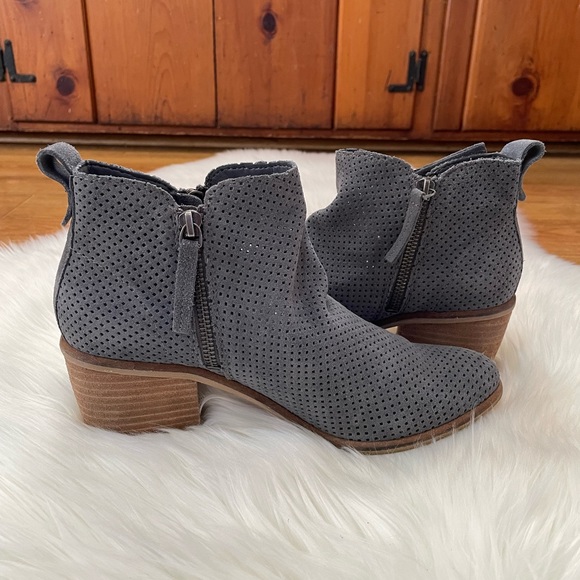 Dolce Vita Sansa Perforated Zip Bootie Suede In Grey Size 7.5 - Picture 4 of 14